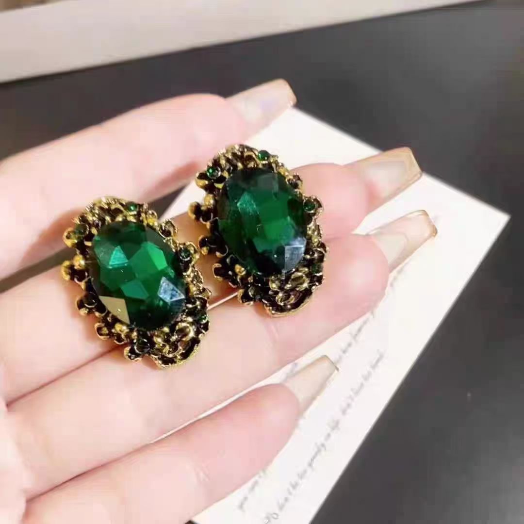 Retro Emerald Green Stud Earrings With Bold And Elegant Look. Classic Hong Kong Style, High-grade Texture And Easy To Match All Outfits.