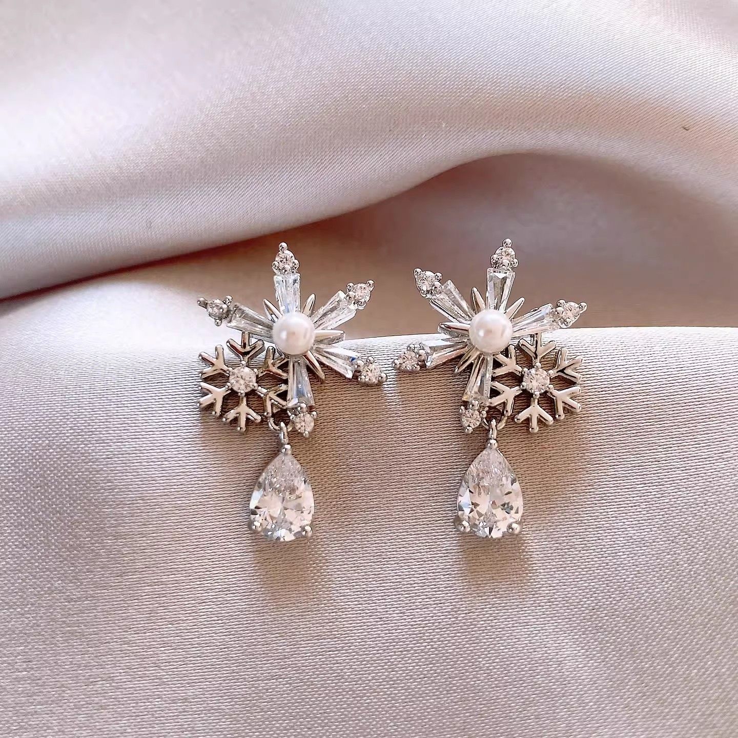ต่างหูลูกน้ำมุก Zircon ลายหิมะ สไตล์สูง