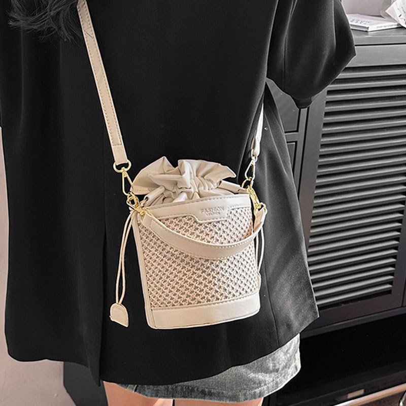 Simple And Stylish Woven Commuting Single Shoulder Bucket Bag