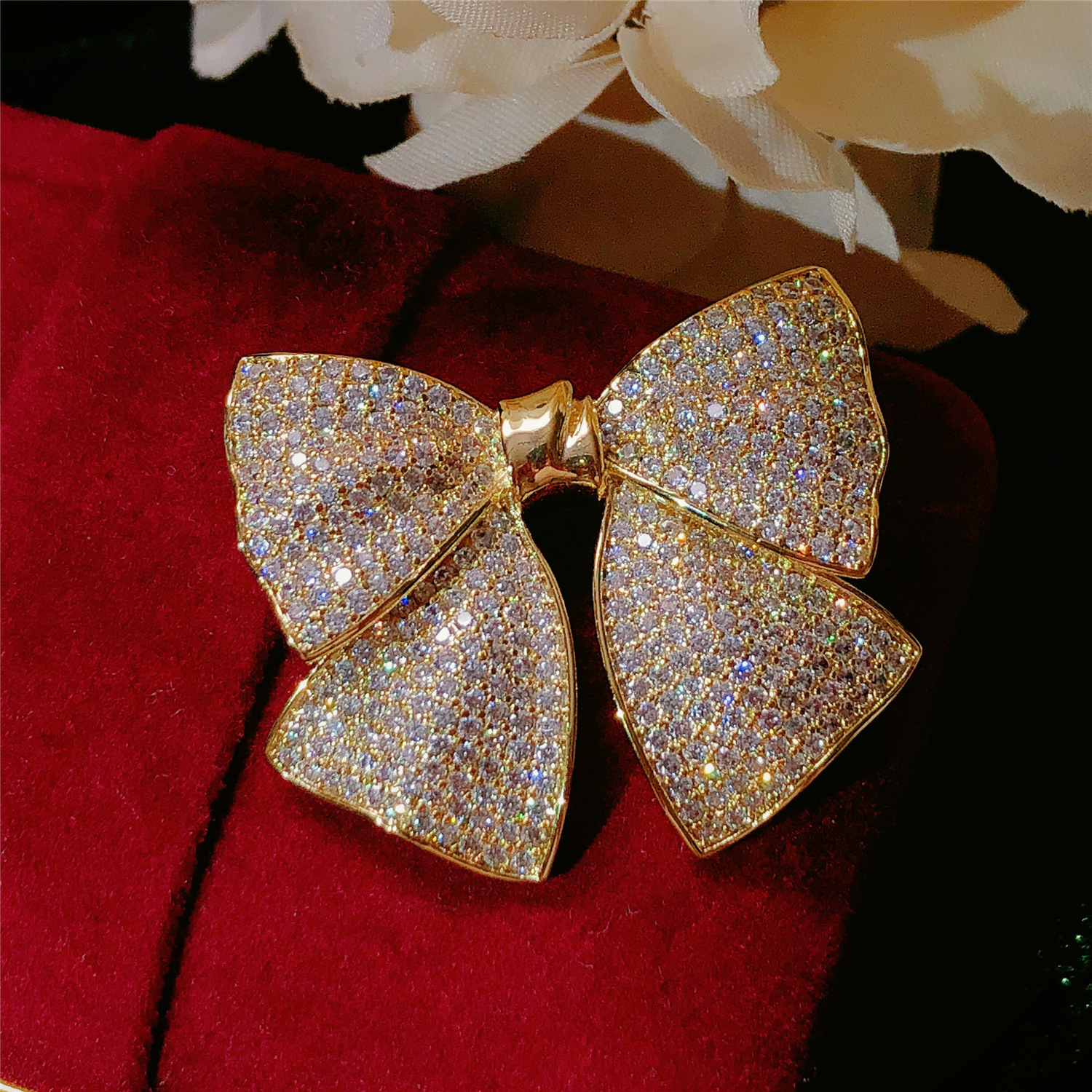 Feminine Elegant Versatile Suit Coat Pin Brooch - Shop at LoveMi