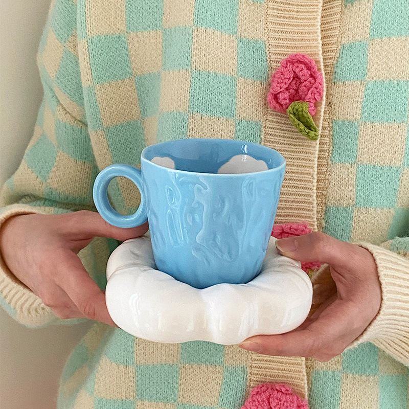 دبوس يد بتصميم غير منتظم مع سحابة السماء الزرقاء وكوب القهوة