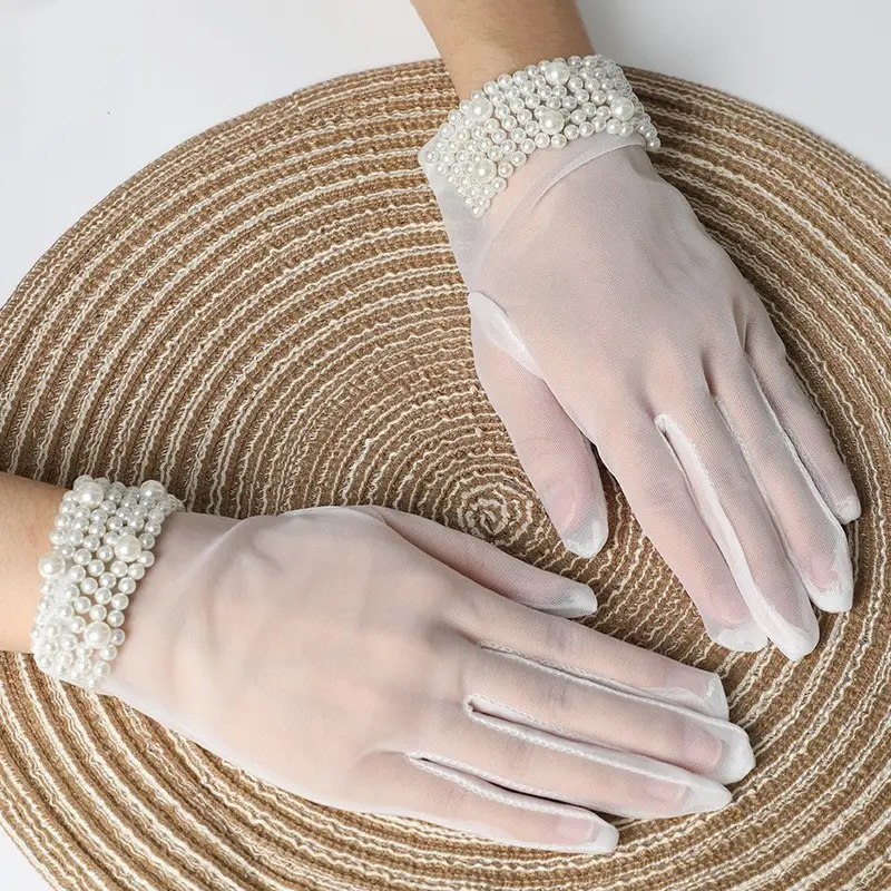 Short Yarn Cuff Beaded Gloves