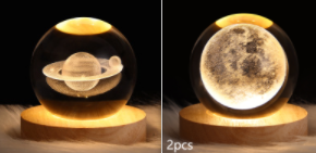 Kleine nachtlamp met kristallen bol, sterrenhemel en planeten – massiefhouten lampvoet, zonnestelsel 6 cm, 2 stuks