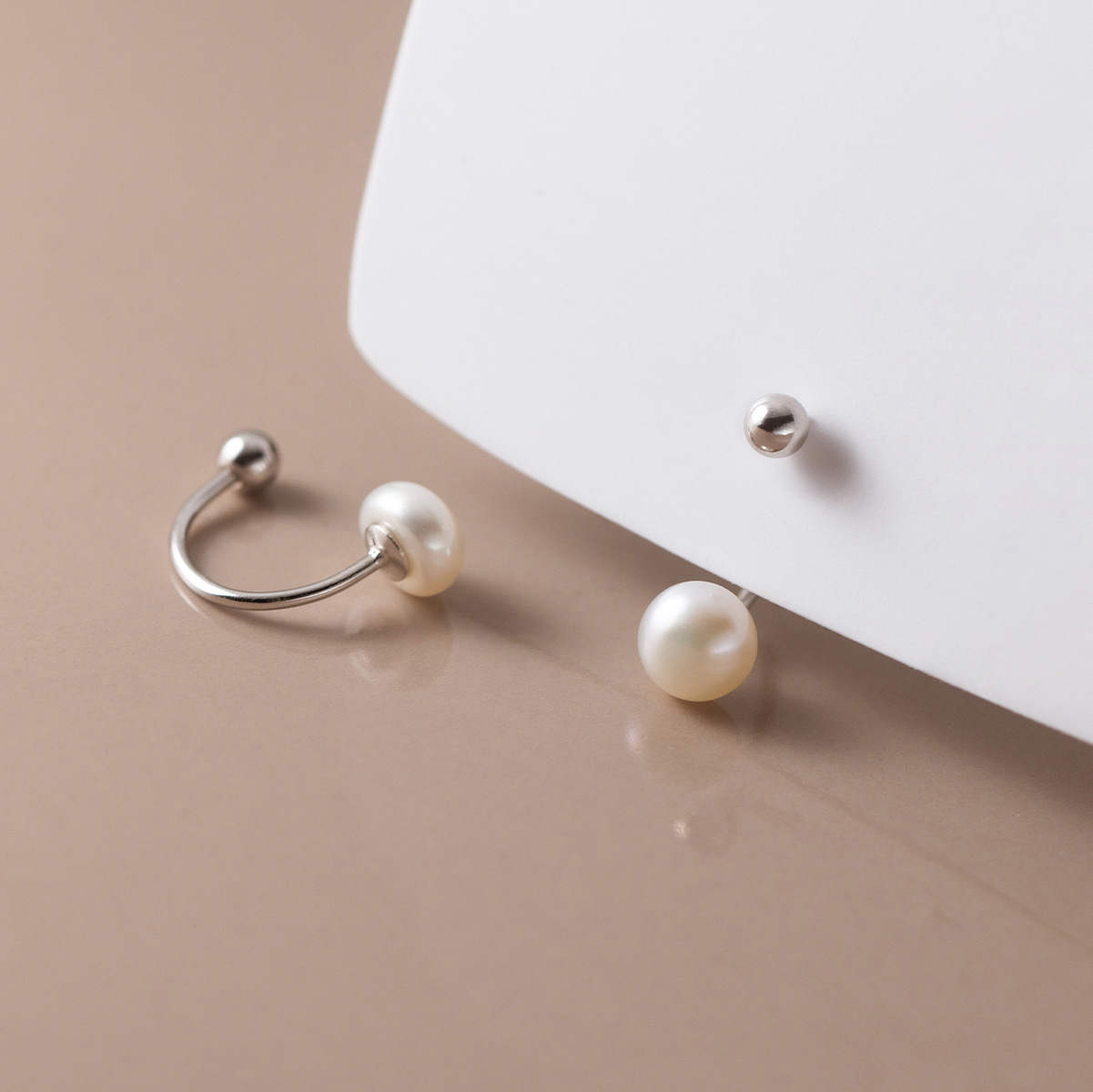 Title 4, S925 Silver Pearl Series French Compact Hook