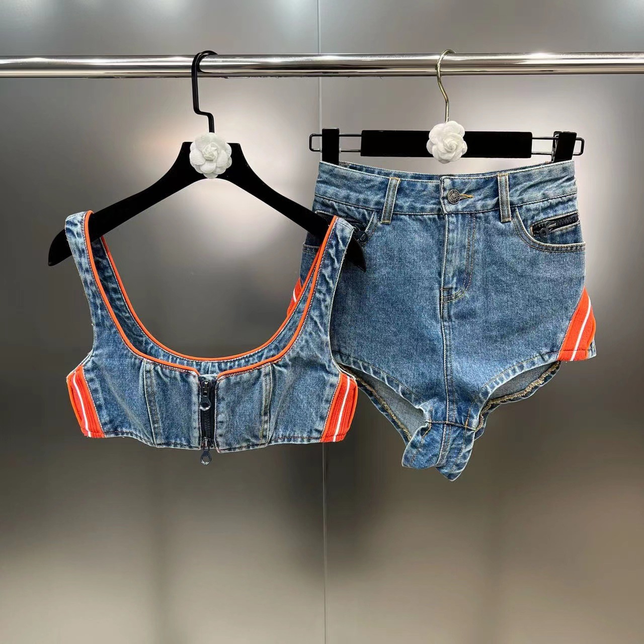 Title 4, Shorts di jeans da donna stile Spice Girl, un c...