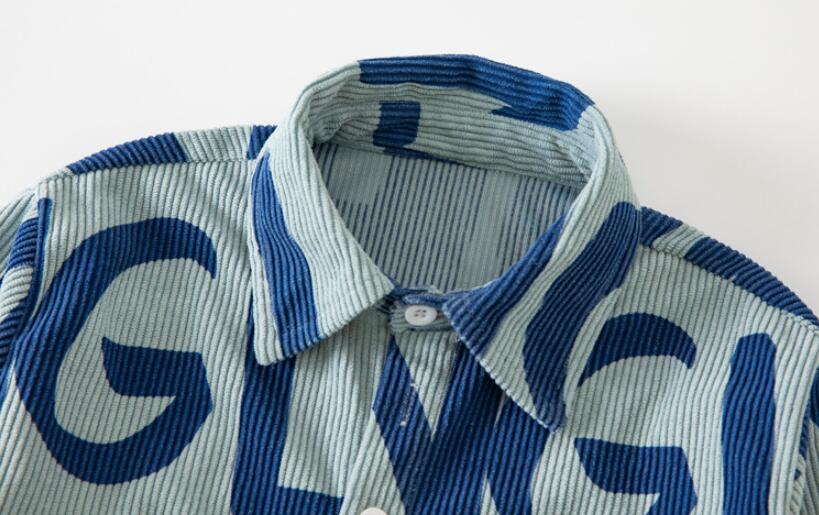 قميص أطفال بسيط من الكوردروي مزين بحروف