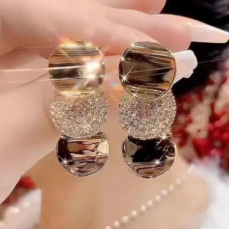 2026 New Trendy Earrings With Niche Metal Slice Design. Elegant Round Shape, Presenting Premium And Luxurious Texture.