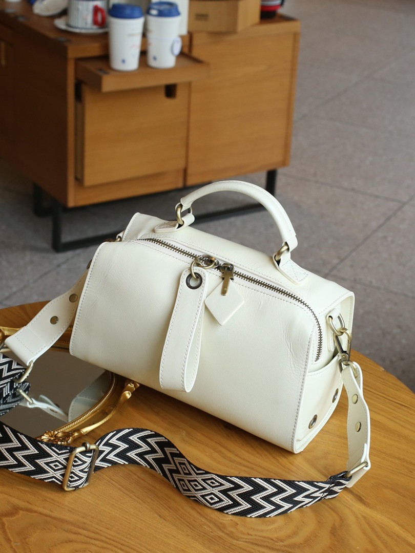 European And American Retro Women's First Layer Cowhide Shoulder Bag Crossbody Bag Melard Women's Bag Large Capacity Boston Small Square Bag — view 6
