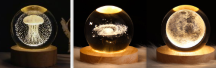 Kleine nachtlamp met kristallen bol, sterrenhemel en planeten – massiefhouten lampvoet, zonnestelsel 6 cm, 2 stuks