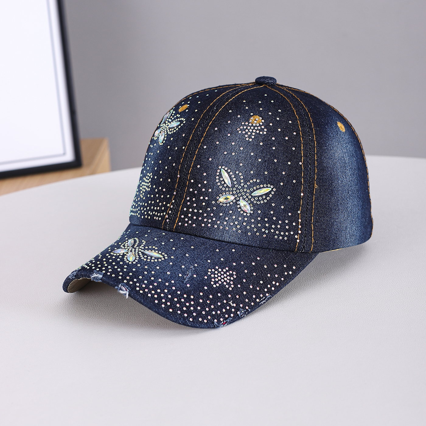 Men's And Women's Style Butterfly-shaped Diamond-studded Vintage Beveled-edge Minimalist Luxury Chic Baseball Cap, Suitable For Daily Commuting And Casual Outings.