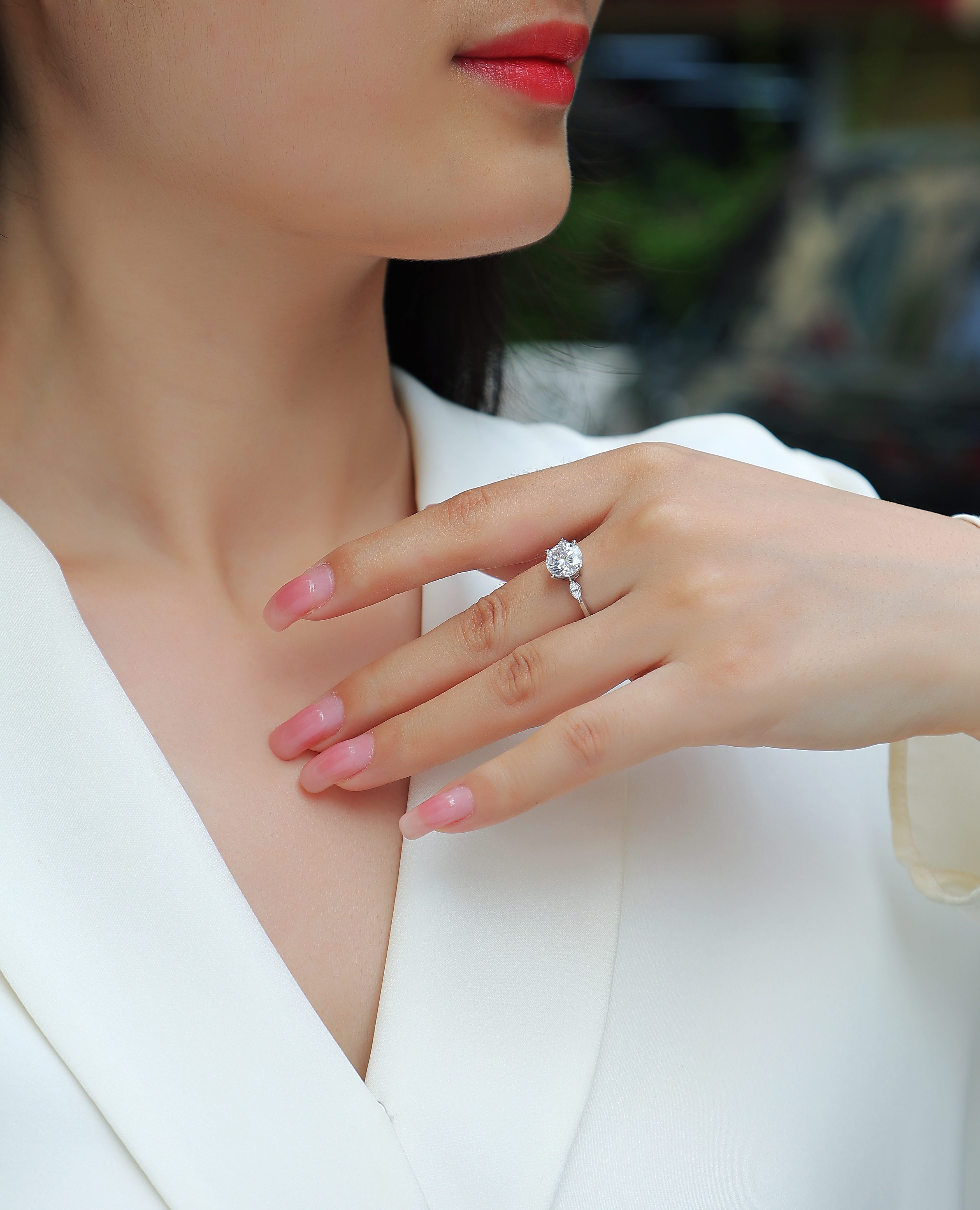 Close-up view of 2 carat moissanite stone setting on S925 silver wedding band