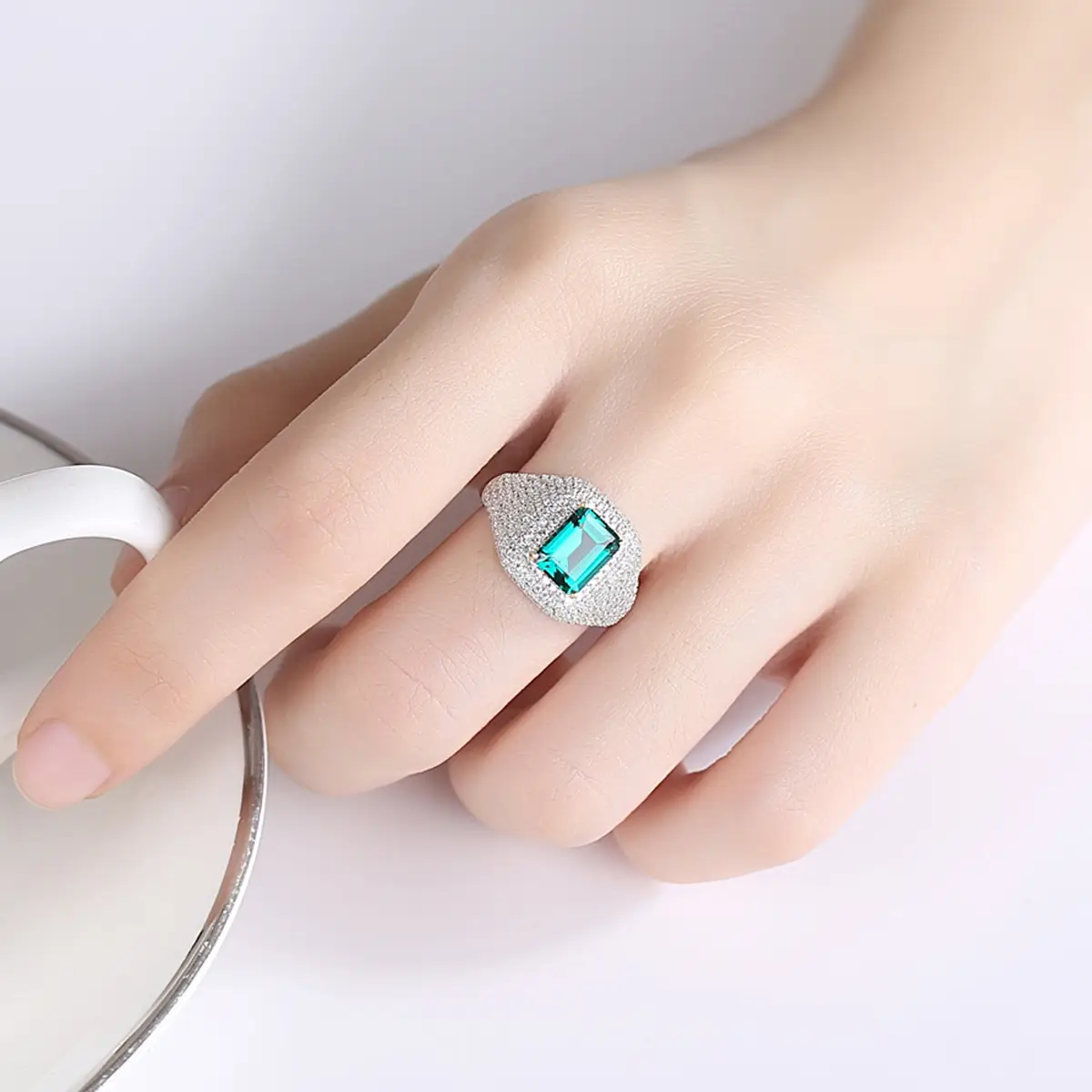 Fashion Simulation Emerald Retro Ring Women