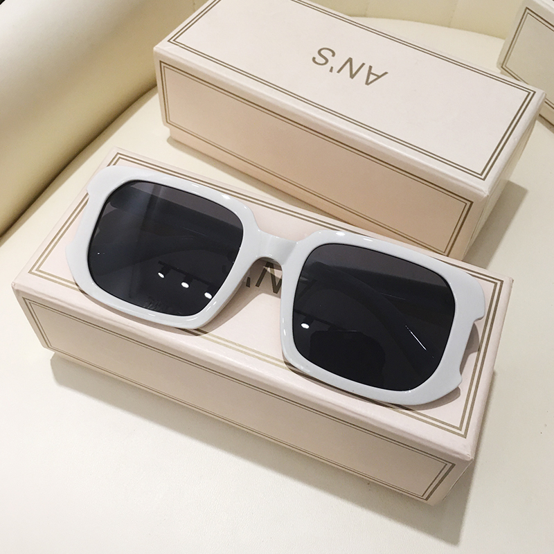 Women's New Fashionable Thick Frame Sunglasses - Image 4