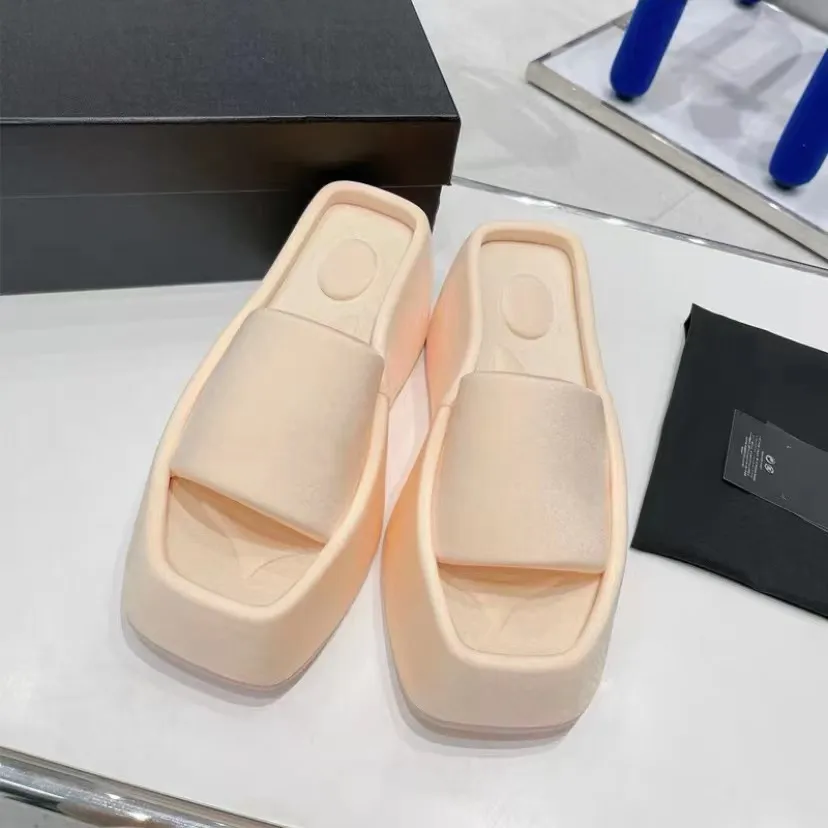 Square Colored Sponge Cake Bottom Mesh Red Line Slippers - Apricot