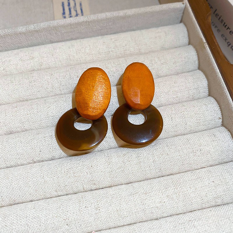 Vintage Brown Resin Stud Earrings with Gold-Tone Frame – Geometric Retro Statement Earrings - Image 5