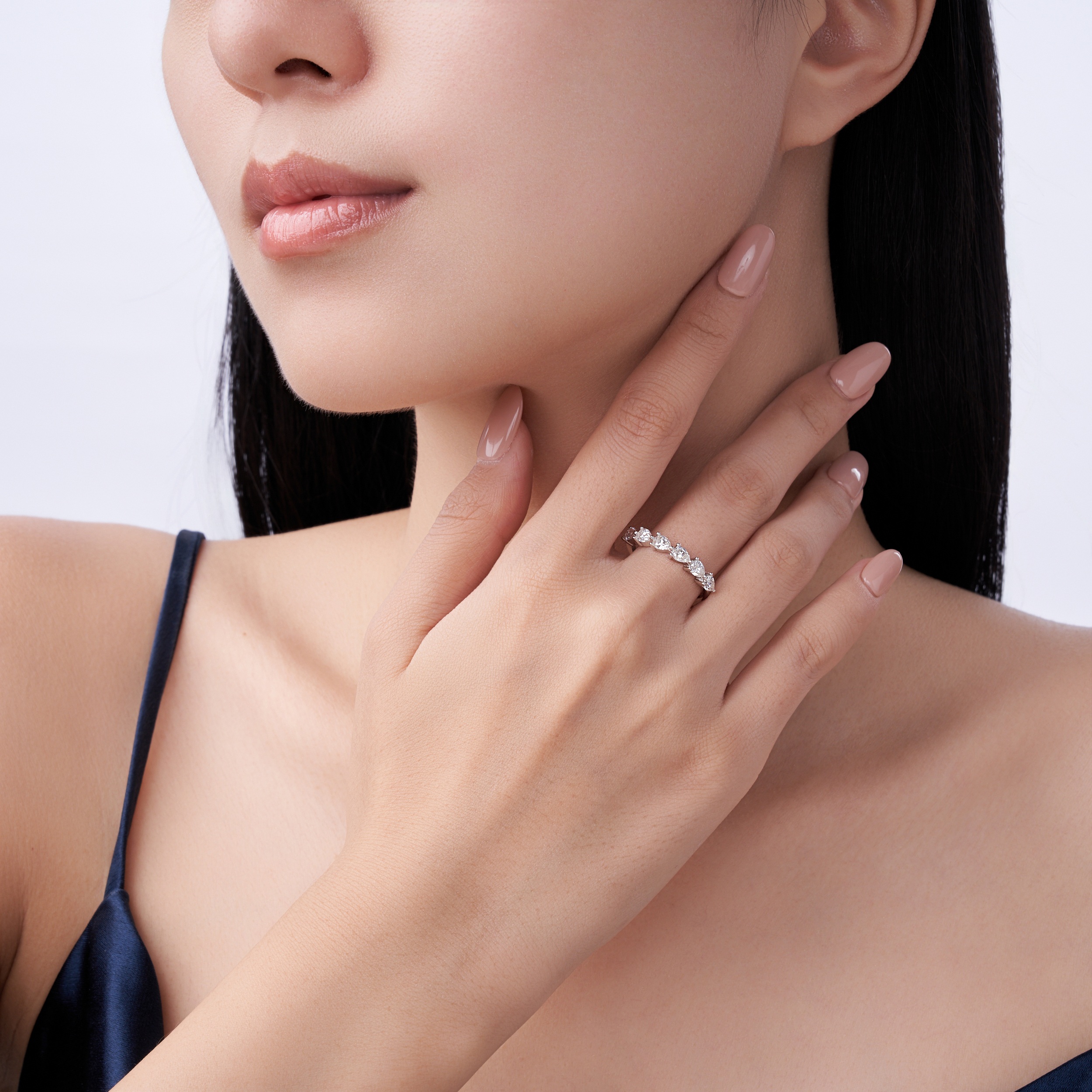 A Luxurious And Fashionable Minimalist Jewelry Ring Featuring Top-quality Moissanite, Made Of S925 Silver Electroplated With Platinum.