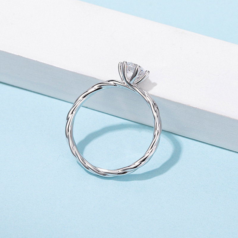 خاتم مويسانيت 0.5 قيراط بتصميم كرمة بسيط وأنيق بستة مخالب