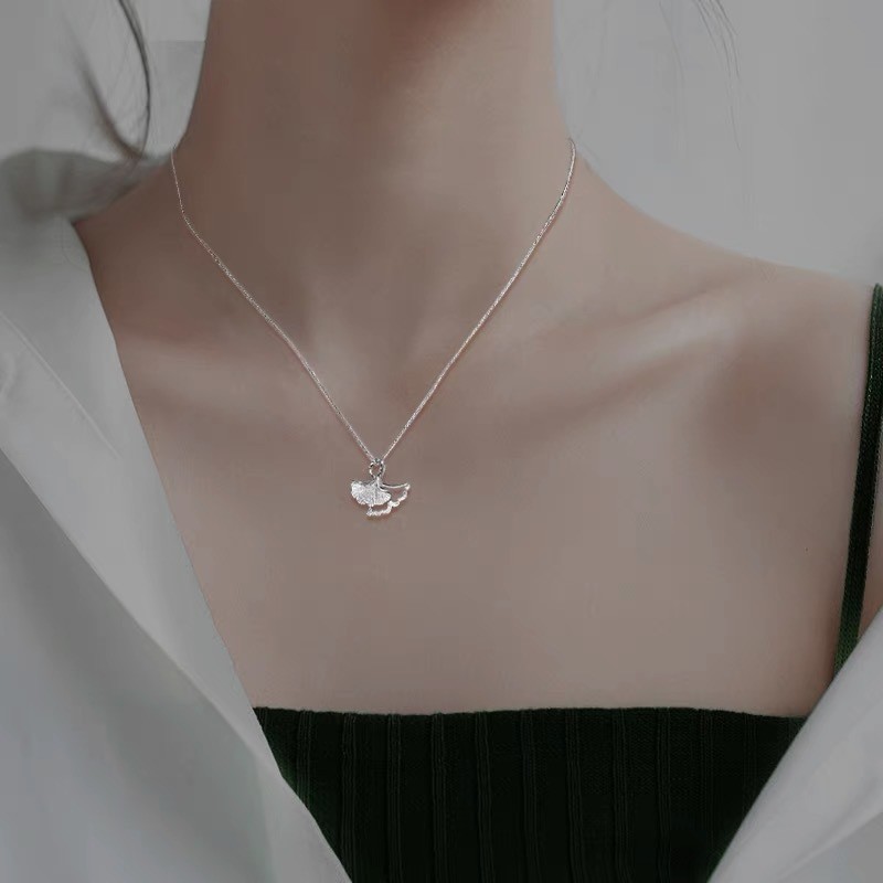 Title 3, Light Luxury Minority Design Cold Wind Clavicle...