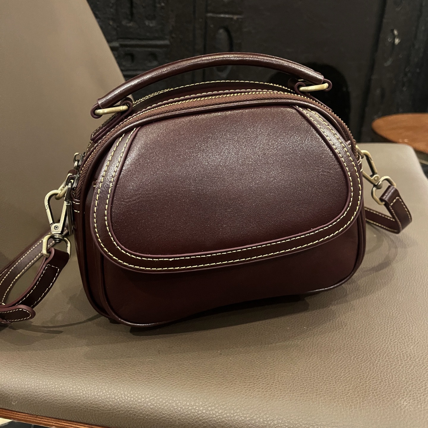 Top-grain Leather Single-shoulder Crossbody Bag, 2025 New Women's Vintage Handbag, Stylish And Versatile Simple Small Round Bag 5