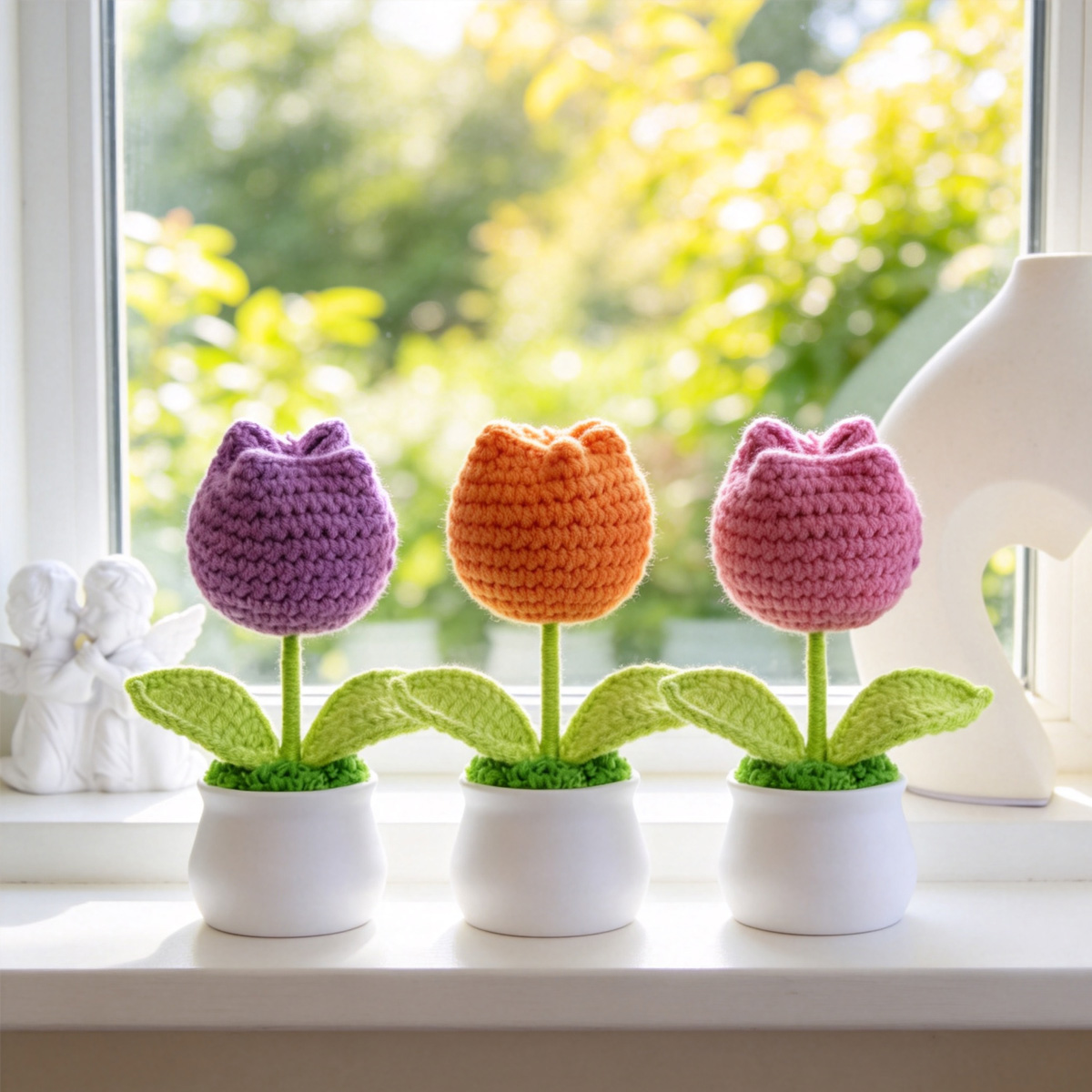 Ornament realizat manual, croșetat, în formă de lalea colorată în ghiveci, cu frunze verzi, potrivit ca cadou de ziua de naștere sau ca decor pentru biroul