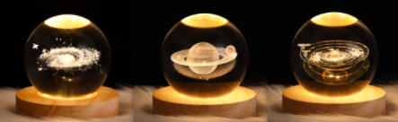 Kleine nachtlamp met kristallen bol, sterrenhemel en planeten – massiefhouten lampvoet, zonnestelsel 6 cm, 2 stuks