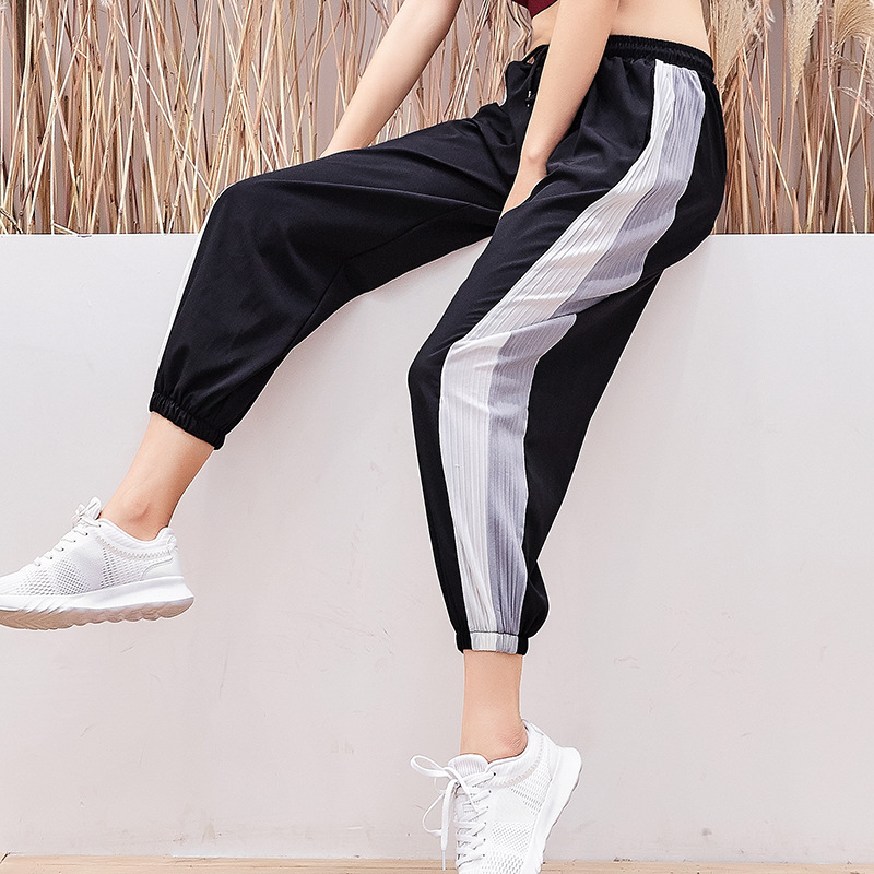 Title 4, Damen Sweatpants mit Farbkontrast und Crinkle-E...