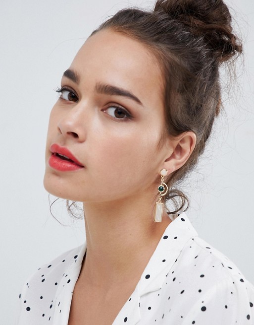 أقراط نسائية غير متماثلة بعناصر خضراء