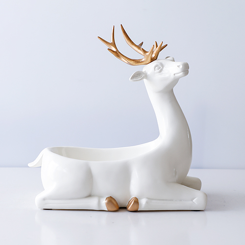 Boîte cerf – détail sculpture à la main