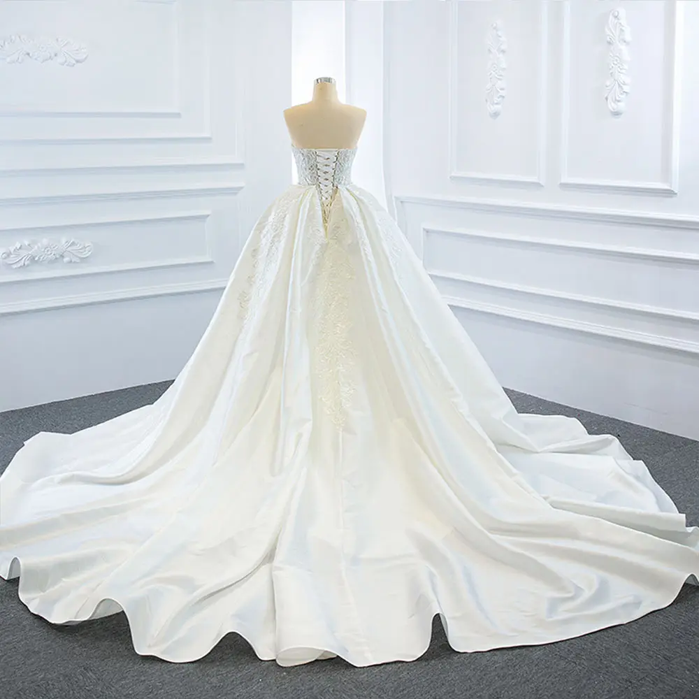 The Wedding Dress Wears Two Fishtail Tail