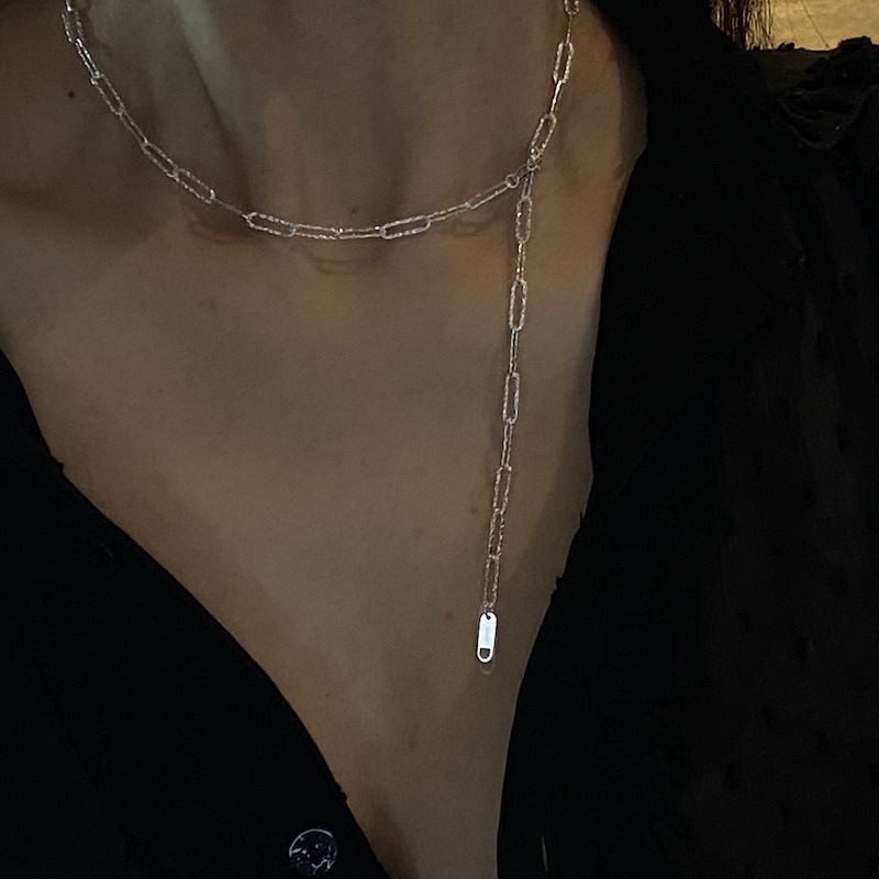 Frosty Wind Folds On Flashing Clavicle Chain