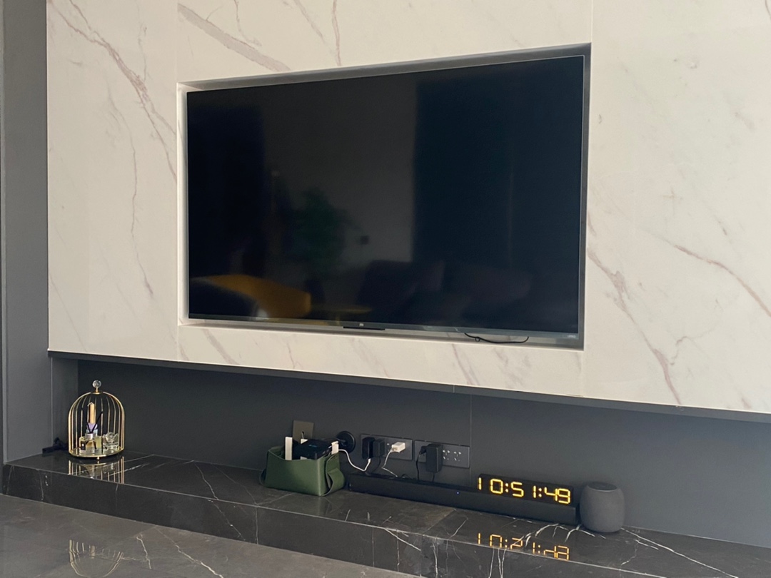 Светящиеся электронные часы с вечным календарем