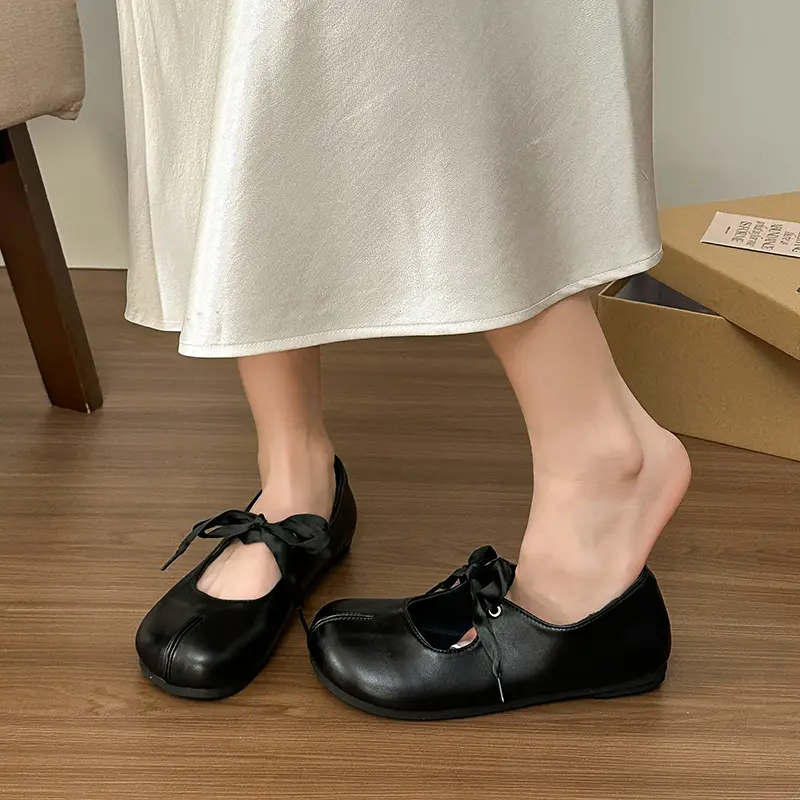 2026 Autumn New Women's Soft Sole Mary Jane Shoes, Ballet Style Lace-up Split Toe Flat Pumps, Horse Hoof Toe Leather Flats
