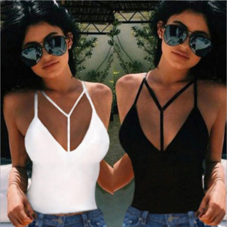 قميص ضيق برقبة حرف V وتصميم هالتر جذاب