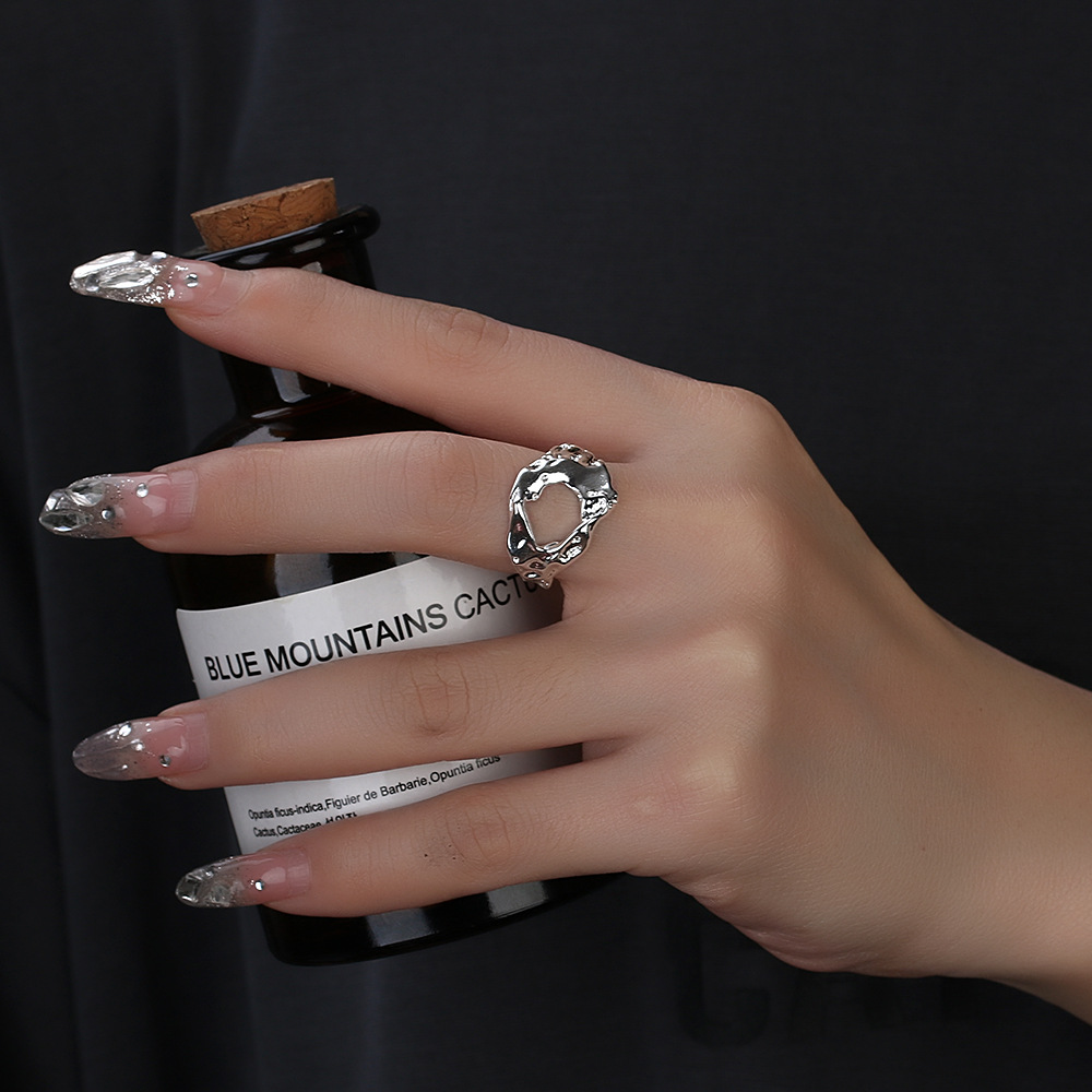 خاتم قابل للتعديل بتصميم صغير ونقشة لافا بالزركون