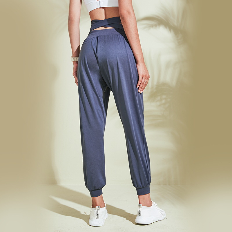 Title 5, Pantalón holgado de mujer con espalda cruzada.