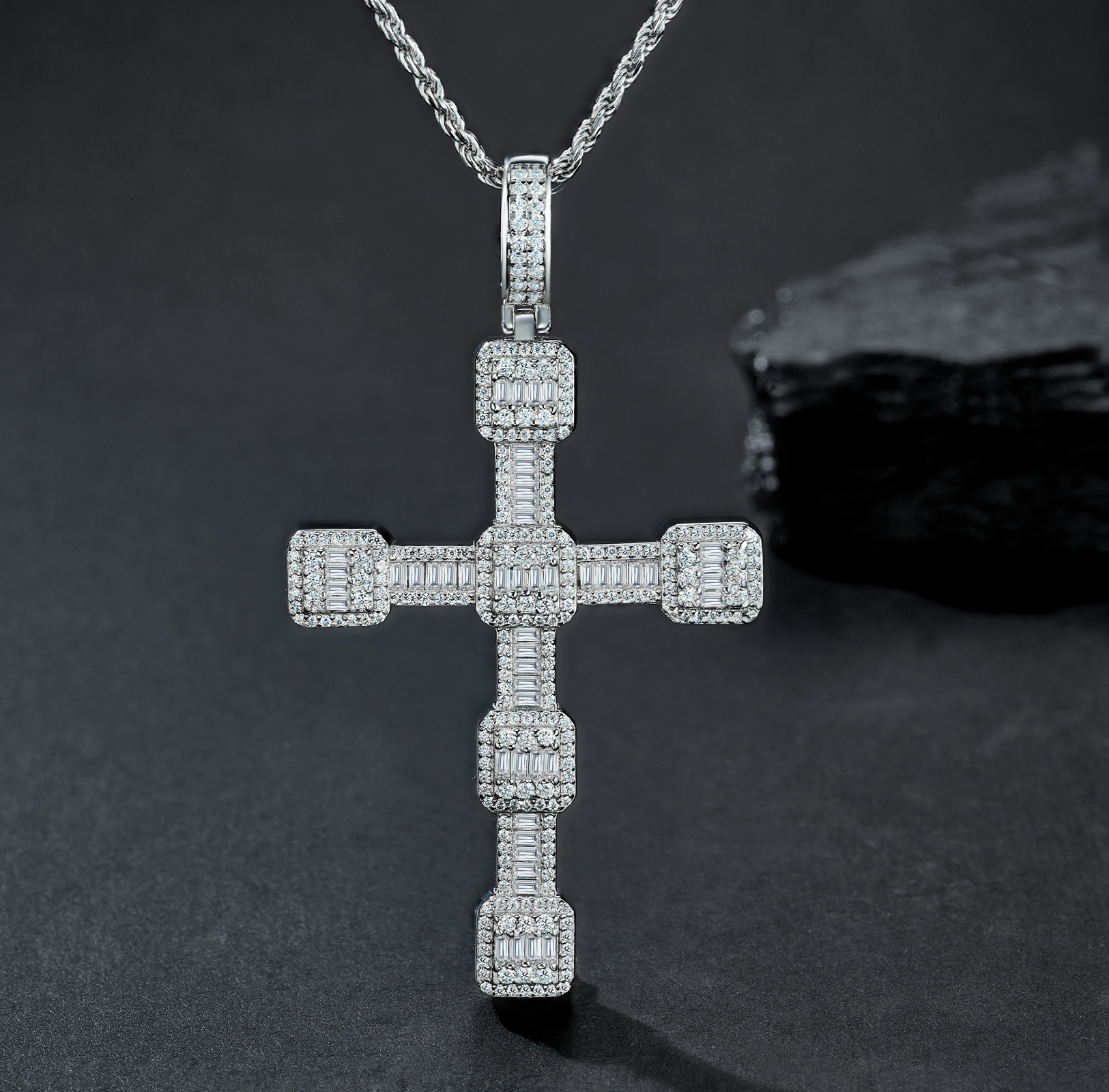 A Luxurious And Fashionable Minimalist Jewelry Pendant Necklace Featuring Top-quality Moissanite, Made Of S925 Silver Electroplated With Platinum.
