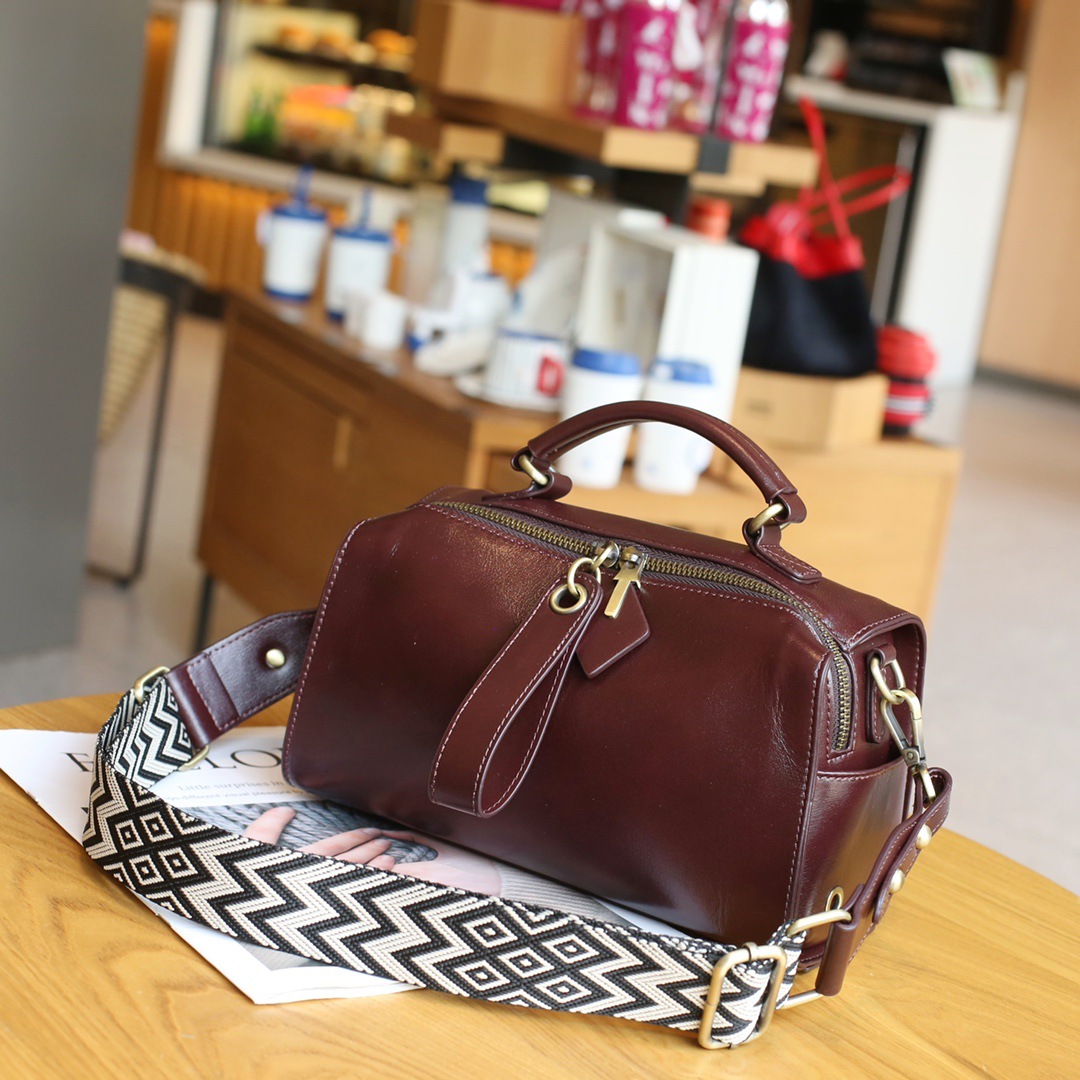 European And American Retro Women's First Layer Cowhide Shoulder Bag Crossbody Bag Melard Women's Bag Large Capacity Boston Small Square Bag in Coffee