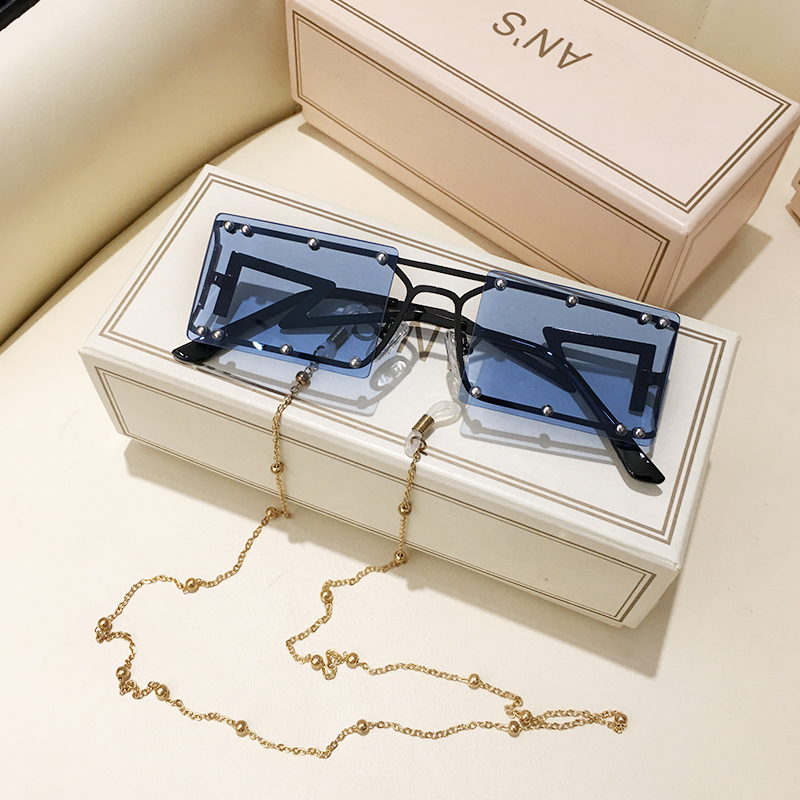 Sunglasses Photo With Chain - Image 3