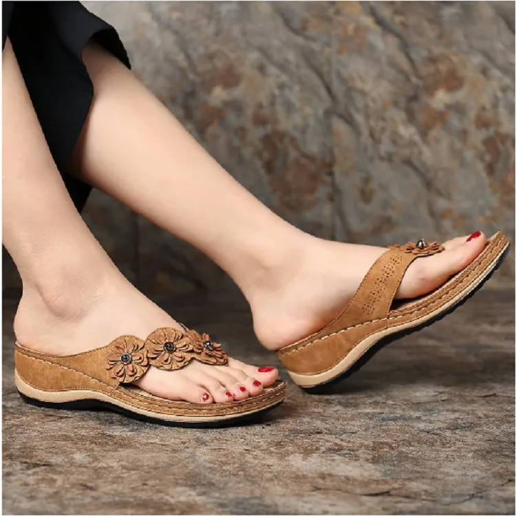 Retro Slope With Casual Flip-Flops - Brown