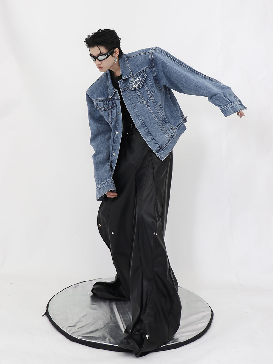 جاكيت دينيم قصير مع لوحات معدنية ووسادات