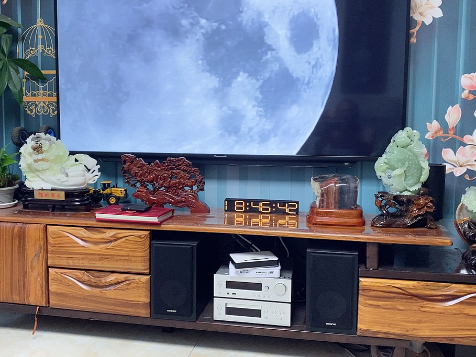 Светящиеся электронные часы с вечным календарем