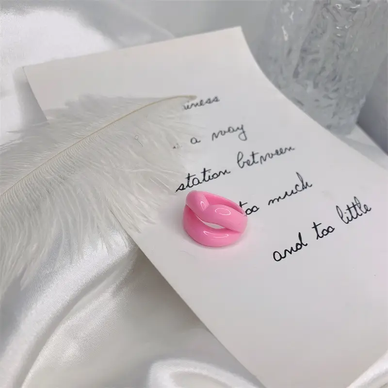 Delicate Lips Acrylic Ring Retro