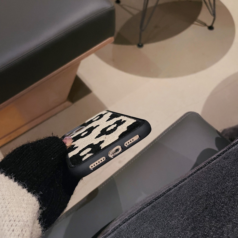 Plush Flowers Are Suitable For Ladies Autumn And Winter Mobile Phone Cases - Image 8