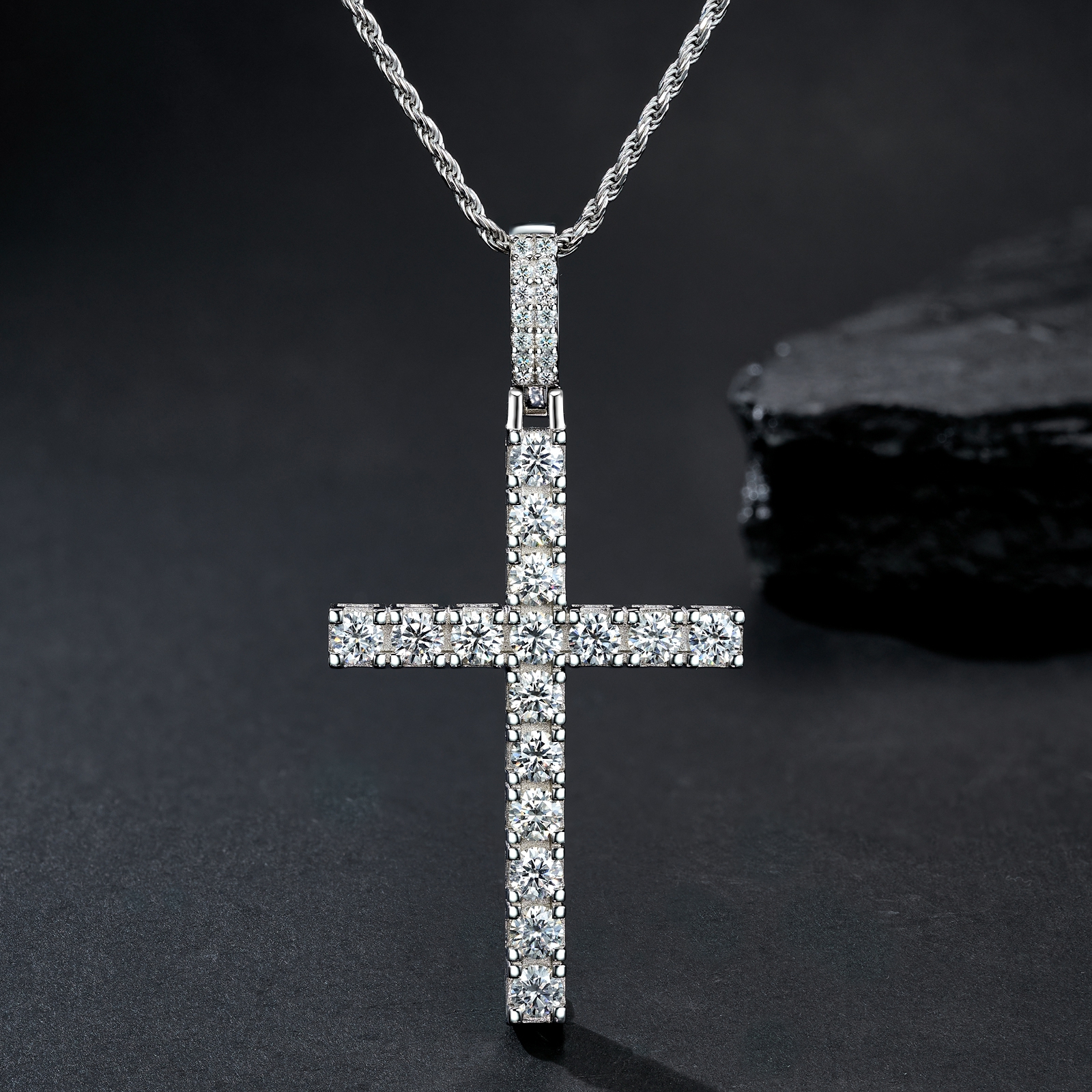 A Luxurious And Fashionable Minimalist Jewelry Pendant Necklace Featuring Top-quality Moissanite, Made Of S925 Silver Electroplated With Platinum.