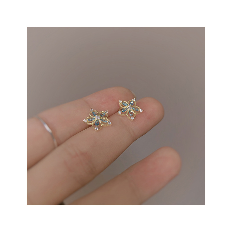 Elegant And Fashionable Hollow Flower Delicate Edge Earrings