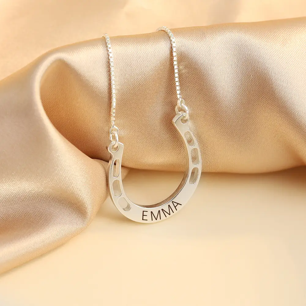 Fashion Simple Horseshoe Pendant Necklace