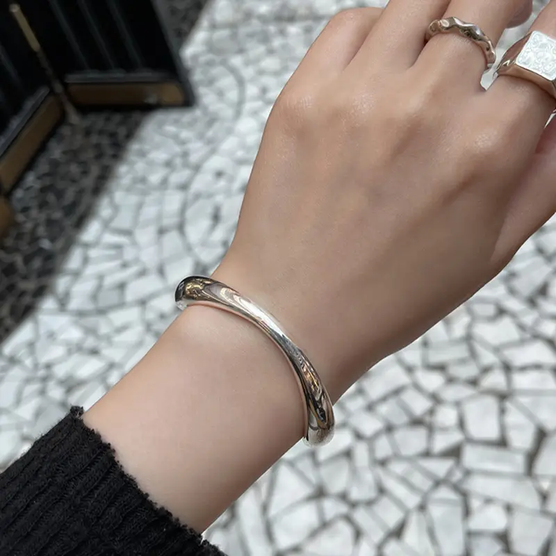 Niche Design Versatile Solid Curved Bracelet