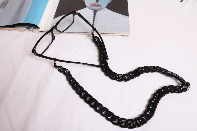 Title 1, Creative glasses chain