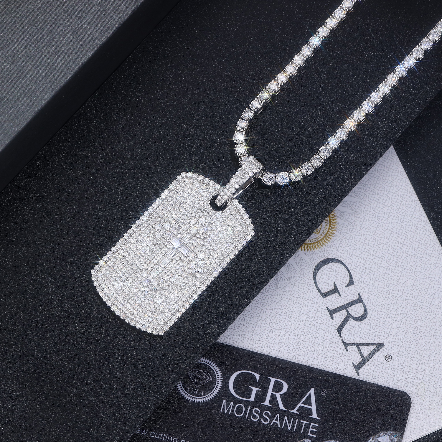 A Luxurious And Fashionable Minimalist Jewelry Pendant Necklace Featuring Top-quality Moissanite, Made Of S925 Silver Electroplated With Platinum.