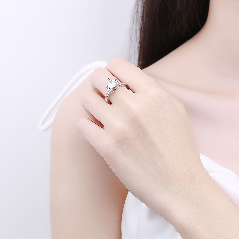 80 Points Moissanite Four-claw Ring